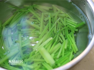 5、腰果仁炝芹菜,浸入冷水中,过凉。