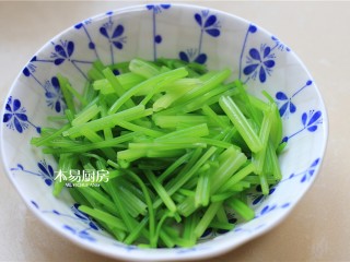 6、腰果仁炝芹菜,沥去水分,将芹菜段放入大碗中,备用。