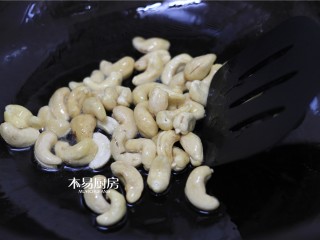 8、腰果仁炝芹菜,锅内放少许油,烧至五成热时候,下入腰果仁小火炸至金黄。