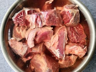 1、香辣牛肉干,牛肉切块浸泡2个小时，浸泡出血水