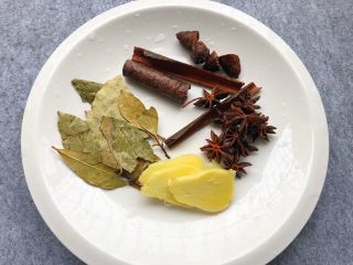 2、香辣牛肉干,八角、桂皮、香叶清洗干净，草果洗净对半切开，生姜洗净去皮切片