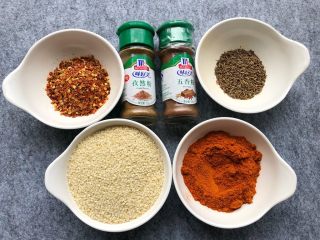3、香辣牛肉干,辣椒粉，辣椒碎、孜然粉、五香粉、孜然粒、白芝麻备齐