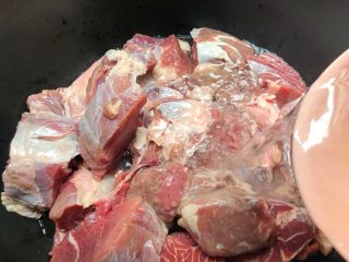 4、香辣牛肉干,牛肉泡好洗净沥水，放入锅里，倒入和牛肉齐平的热水，开大火