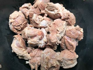 6、香辣牛肉干,洗净放入锅里