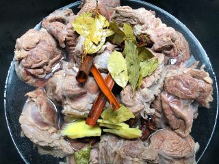 7、香辣牛肉干,放入3g香叶、5g桂皮、8g八角、20g生姜、2个草果、倒入和牛肉齐平的热水