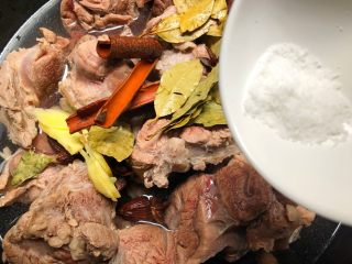 8、香辣牛肉干,放入5g盐