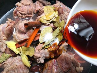 9、香辣牛肉干,倒入60g生抽