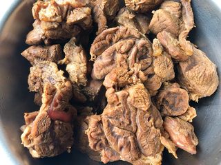 11、香辣牛肉干,牛肉焖好捞出来晾凉