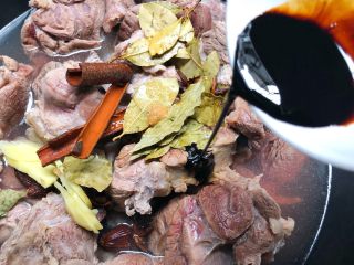 10、香辣牛肉干,倒入15g老抽，大火烧开，转小火煮一个小时，关火焖20分钟