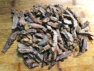 12、香辣牛肉干,牛肉晾凉切成条