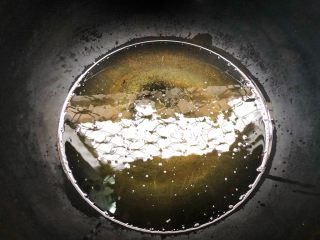 13、香辣牛肉干,锅里放入500ml的油