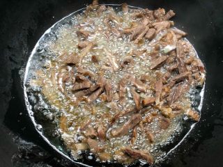 14、香辣牛肉干,油烧至八成热，放入牛肉条炸制