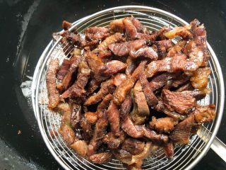 15、香辣牛肉干,把牛肉的水分炸干（炸到这样就可以了)，炸好沥干油待用