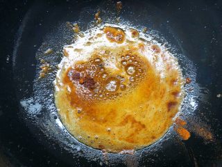 16、香辣牛肉干,锅里剩适量底油，放入一半的辣椒粉，小火炒出红油