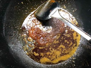 17、香辣牛肉干,放入8g盐，100g生抽，25g白糖，小火煮至融化