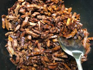 18、香辣牛肉干,倒入炸好的牛肉条翻炒均匀