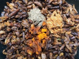 19、香辣牛肉干,放入5g孜然粒，10g辣椒碎，还有剩下的辣椒粉