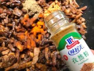 20、香辣牛肉干,放入15g孜然粉