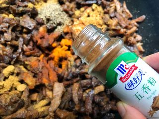 21、香辣牛肉干,放入5g五香粉