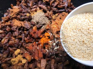 22、香辣牛肉干,倒入50g白芝麻