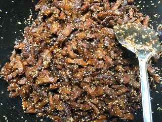 23、香辣牛肉干,开小火翻炒均匀，多炒一会更入味哦！