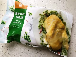 1、藤椒风味手撕鸡の饺子皮卷饼,藤椒风味手撕鸡半只