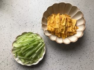 5、藤椒风味手撕鸡の饺子皮卷饼,这期间我们把黄瓜去皮洗净切成丝,鸡蛋摊成蛋皮并切成丝
