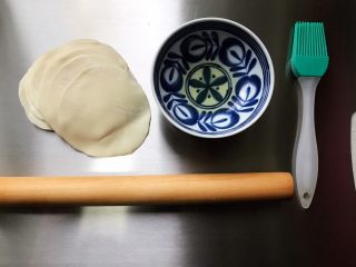 7、藤椒风味手撕鸡の饺子皮卷饼,准备好饺子皮和一点食用油