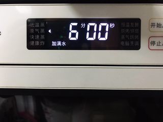 9、藤椒风味手撕鸡の饺子皮卷饼,擀好之后放入蒸箱,水箱放满水,蒸6分钟