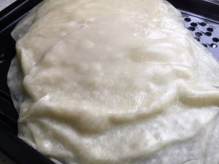 12、藤椒风味手撕鸡の饺子皮卷饼,饺子皮蒸好了,晾凉一下下