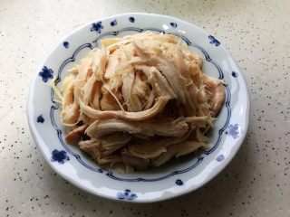 14、藤椒风味手撕鸡の饺子皮卷饼,鸡肉撕成粗丝