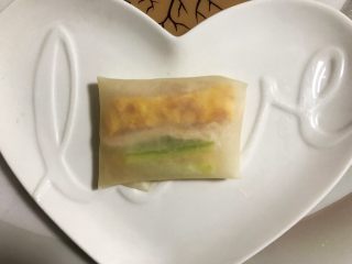16、藤椒风味手撕鸡の饺子皮卷饼,卷起来