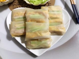 17、藤椒风味手撕鸡の饺子皮卷饼,包好了,你也可以边吃边包哈