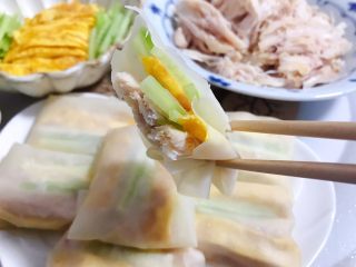 18、藤椒风味手撕鸡の饺子皮卷饼,可以开吃了,藤椒风味手撕鸡本身就是有味道的,个人觉得不需要再添加佐料,不过蘸点甜面酱也很好吃的哦