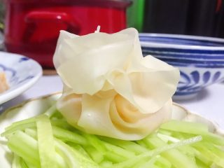 19、藤椒风味手撕鸡の饺子皮卷饼,喜欢的话可以包成花朵