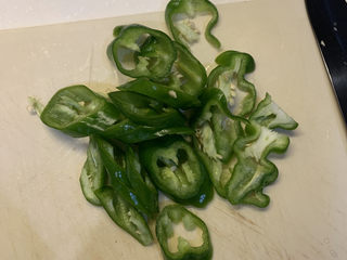 1、春笋炒肉,青辣椒，切片