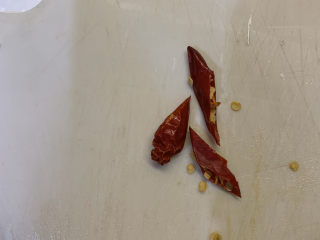 2、春笋炒肉,红辣椒切丝