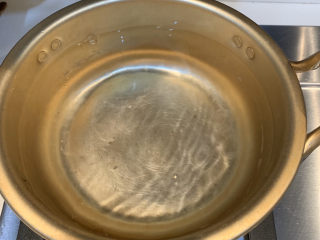 3、春笋炒肉,准备好一锅清水