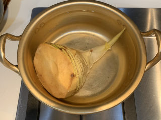 4、春笋炒肉,把春笋放入锅里煮