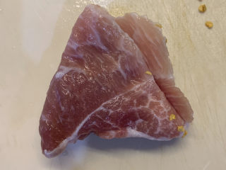 5、春笋炒肉,把猪肉洗干净，沥干水