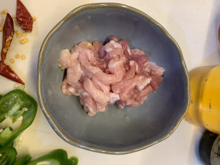 6、春笋炒肉,再把猪肉切片条