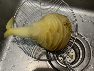 7、春笋炒肉,水煮开后，把春笋捞出