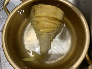 8、春笋炒肉,放在凉水中浸泡10分钟