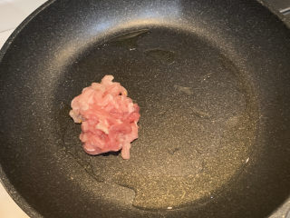 11、春笋炒肉,放入猪肉大火翻炒