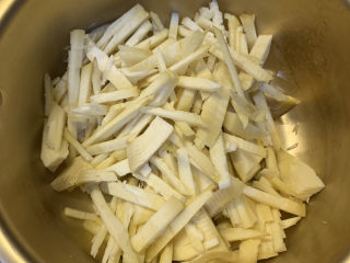 9、春笋炒肉,再把春笋切段