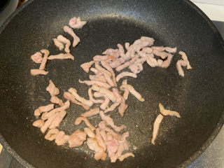 12、春笋炒肉,直到猪肉变色后，转中小火慢慢翻炒至半干