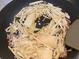 13、春笋炒肉,肉半干后加入春笋大火翻炒