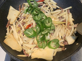 14、春笋炒肉,然后放入青辣椒，红辣椒