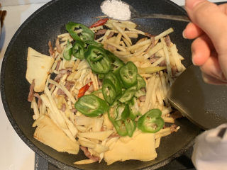 15、春笋炒肉,再放入半勺白糖