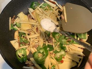 16、春笋炒肉,1勺盐